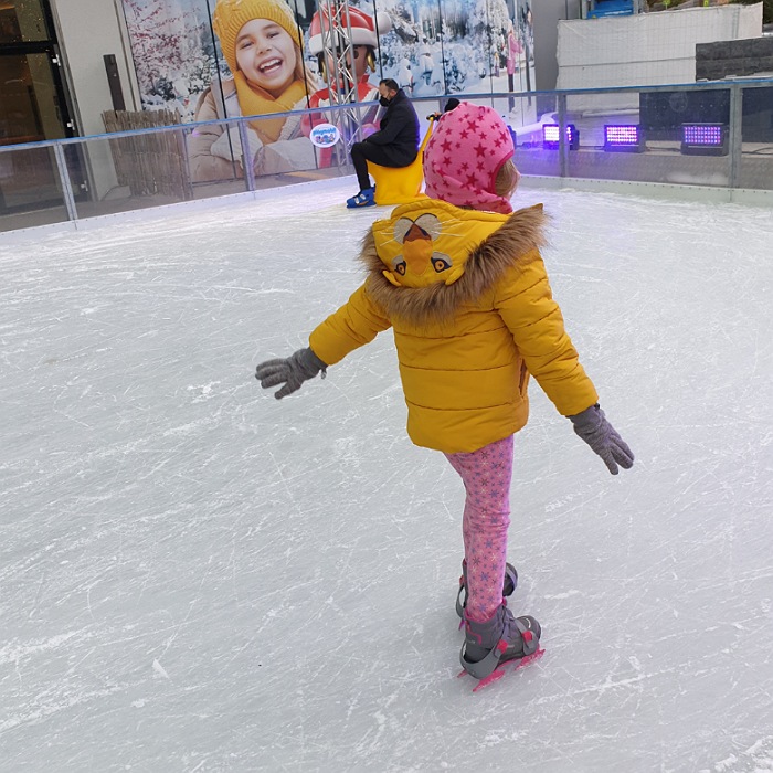 Kind auf der Eislaufbahn im Playmobilfunpark