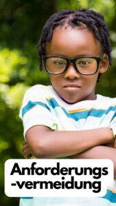 Kleiner Junge mit verschränkten Armen